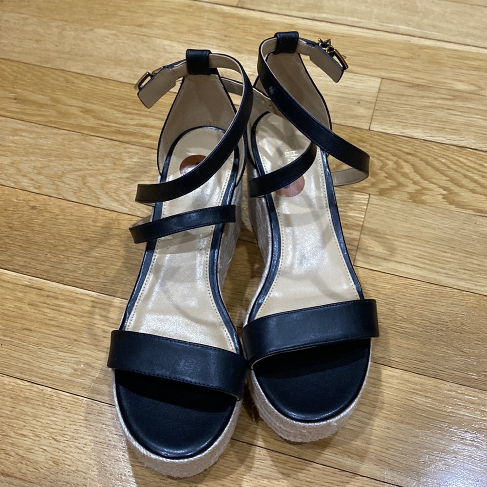 Michael Kors leathers wedge sandals. - Picture 3 of 9